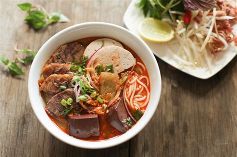  Bún Bò Huế:  Một bát hương vị lôi cuốn với sự kết hợp hài hòa của cay nồng và umami thanh tao!