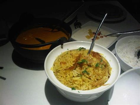  Biryani Quilon:  Món ăn tinh tế với hương vị nồng nàn và độ mềm mại đáng kinh ngạc của thịt!