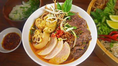  Bún Bò Huế: Mê mẩn hương vị cay nồng của nước lèo cùng sự kết hợp hoàn hảo giữa bánh bún và thịt bò mềm mại!