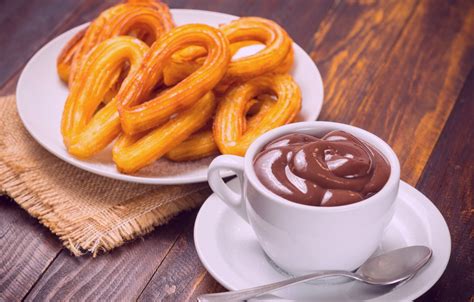  Churros: Một Đặc Sản Madrid Pha Hồn Béo Ngậy và Đường Tím Rực Rỡ