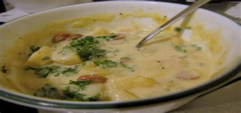  Clam Chowder: Một Sự Kết Hợp Hoàn Hảo Giữa Súp Kem Mịn Và Hương Vị Biển Cả Mặn Mòi!