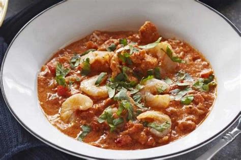  Moqueca: A Spicy Coconut Symphony That Dances on Your Tongue