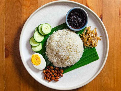  Nasi Lemak: Một Món Ăn Thơm Ngon Bao Gồm Cơm Dừa Béo Ngậy Và Cá Tráng Tang Đậm Đà