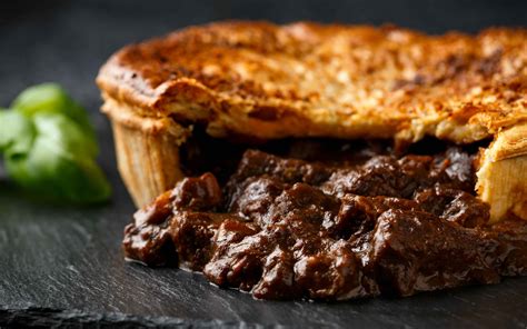  Steak and Ale Pie: Một món ăn no nê ấm áp và ăm ắp hương vị bia!