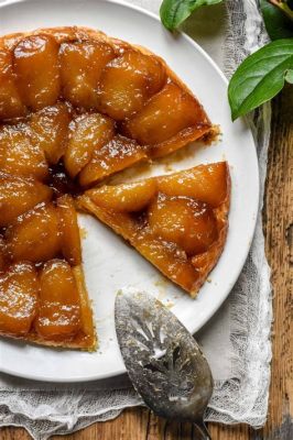  Tarte Tatin: Cổ điển Pháp Kết Hợp Với Sự Ngọt Lịm Của Caramel Bên Trong Từng Miếng Quả!